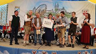 Bürgermeister Josef Dollinger (2. v.li.) verabschiedete die Festwirtsfamilie Krämmer (Mitte) offiziell.