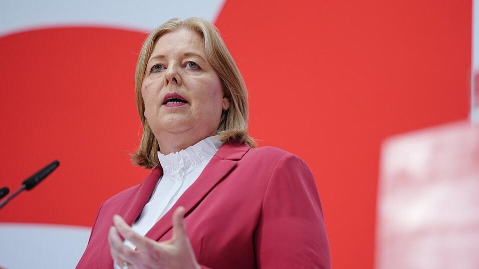 Bärbel Bas tritt als SPD-Chefin und Arbeitsministerin zurück. Als Gründe nennt sie die Trauer um ihre verstorbene Stieftochter und öffentliche Angriffe, auch aus der Union. Bärbel Bas tritt als SPD-Chefin und Arbeitsministerin zurück. Als Gründe nennt sie die Trauer um ihre verstorbene Stieftochter und öffentliche Angriffe, auch aus der Union.