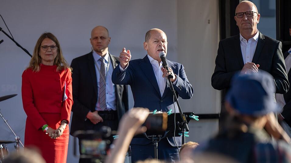 Bei einem Auftritt in Brandenburg zeigt Olaf Scholz Nerven und reagiert gereizt auf Unmutsäußerungen gegen seine Ukraine-Politik. Sein Verhalten ist bisher ohne Beispiele und die Frage ist: Darf ein Regierungschef das? Bei einem Auftritt in Brandenburg zeigt Olaf Scholz Nerven und reagiert gereizt auf Unmutsäußerungen gegen seine Ukraine-Politik. Sein Verhalten ist bisher ohne Beispiele und die Frage ist: Darf ein Regierungschef das?