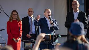 Bei einem Auftritt in Brandenburg zeigt Olaf Scholz Nerven und reagiert gereizt auf Unmutsäußerungen gegen seine Ukraine-Politik. Sein Verhalten ist bisher ohne Beispiele und die Frage ist: Darf ein Regierungschef das? Bei einem Auftritt in Brandenburg zeigt Olaf Scholz Nerven und reagiert gereizt auf Unmutsäußerungen gegen seine Ukraine-Politik. Sein Verhalten ist bisher ohne Beispiele und die Frage ist: Darf ein Regierungschef das?