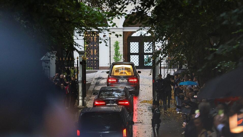 König Haralds Sarg kam am Abend am Schloss an. Hier können die Norweger in den kommenden Tagen von ihm Abschied nehmen. König Haralds Sarg kam am Abend am Schloss an. Hier können die Norweger in den kommenden Tagen von ihm Abschied nehmen.