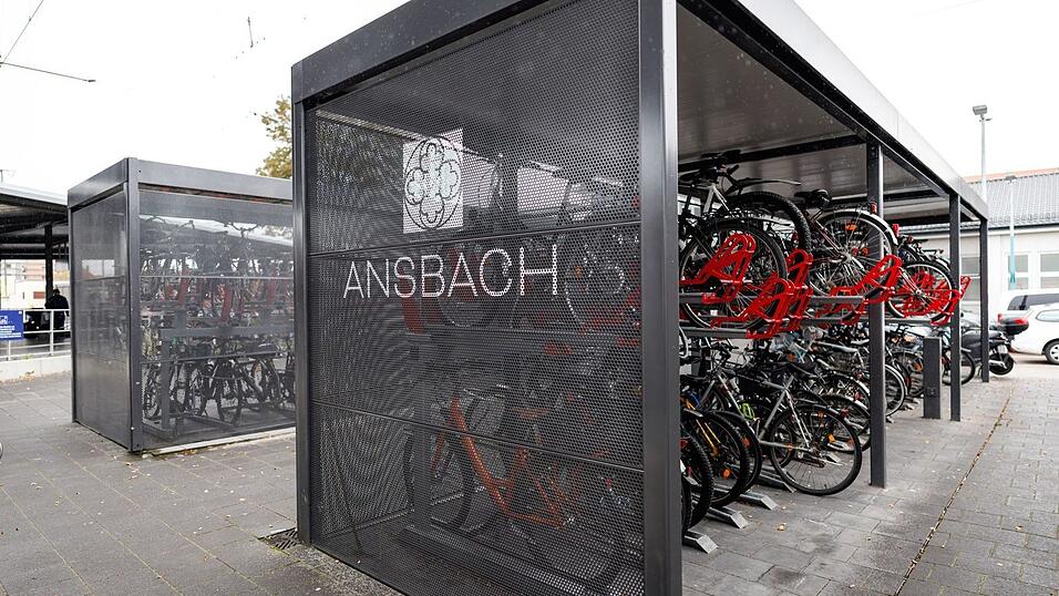 Am Bahnhof Ansbach gibt es überdachte Fahrrad-Abstellanlagen in unmittelbarer Nähe des Bahnsteigs. Am Bahnhof Ansbach gibt es überdachte Fahrrad-Abstellanlagen in unmittelbarer Nähe des Bahnsteigs.