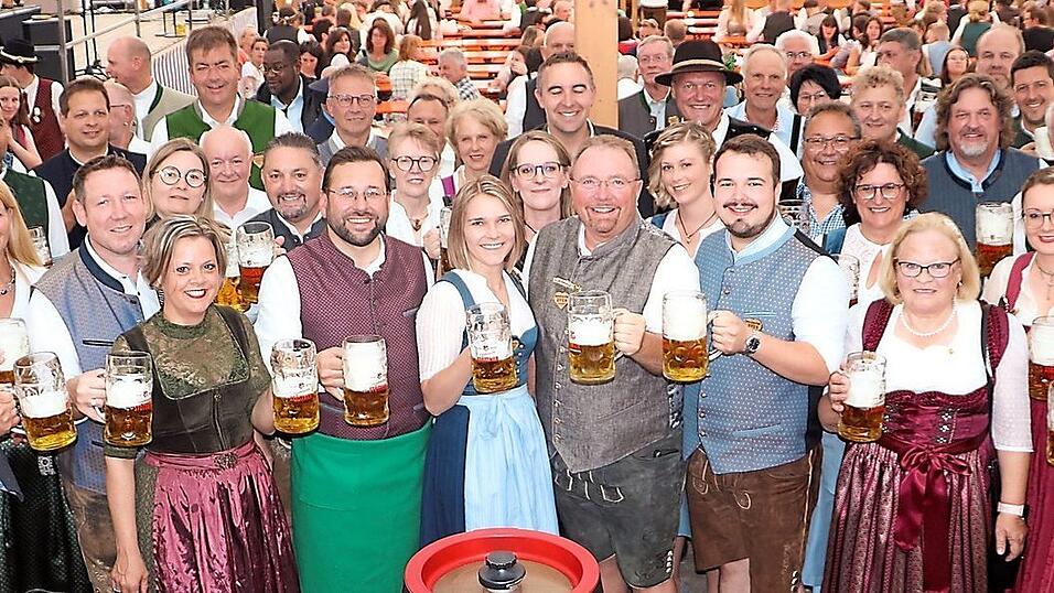 Die Prominenz stie&szlig; auf eine herrliche Volksfestzeit im Aitrachtal an.