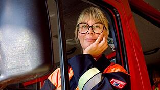 Auf ihrem Regal steht noch immer der M&auml;dchenname Dirwimmer: Anja Kiermaier ist seit dem16. Lebensjahr Mitglied der Feuerwehr.