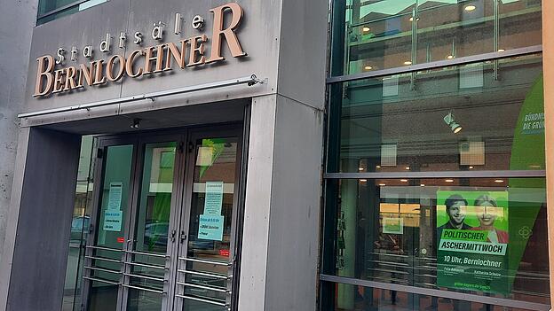 Aber noch sind viele Plätze frei. Und: Im Gegensatz zum Vorjahr, als die Bauernproteste ihren Höhepunkt erreichten, sind heute zumindest bislang keine Gegendemonstranten vor Ort. Aber noch sind viele Plätze frei. Und: Im Gegensatz zum Vorjahr, als die Bauernproteste ihren Höhepunkt erreichten, sind heute zumindest bislang keine Gegendemonstranten vor Ort.