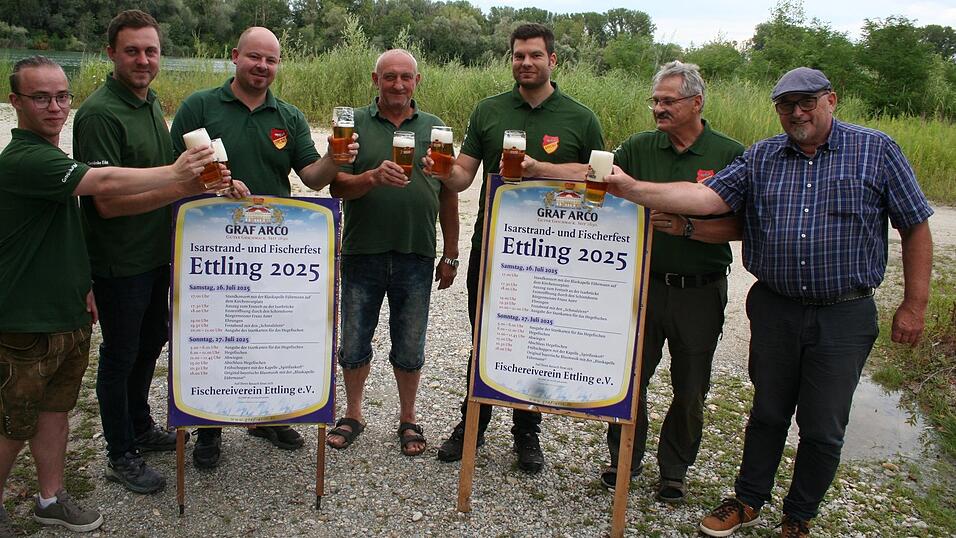 Vorsitzender Rudi Fisch und seine Vorstandskollegen und der Vertreter der Gräflichen Brauerei Arco Adldorf, Robert Dullinger prosteten sich auf ein gutes Gelingen des bevorstehenden Fischerfestes zu. Vorsitzender Rudi Fisch und seine Vorstandskollegen und der Vertreter der Gräflichen Brauerei Arco Adldorf, Robert Dullinger prosteten sich auf ein gutes Gelingen des bevorstehenden Fischerfestes zu.