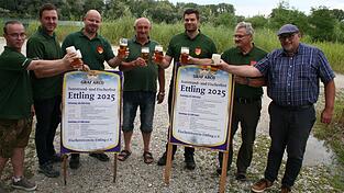 Vorsitzender Rudi Fisch und seine Vorstandskollegen und der Vertreter der Gräflichen Brauerei Arco Adldorf, Robert Dullinger prosteten sich auf ein gutes Gelingen des bevorstehenden Fischerfestes zu.