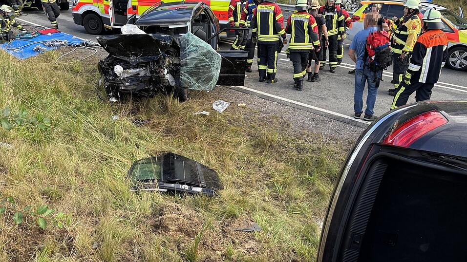 Bei einem Unfall bei Lederdorn sind am Samstag vier Menschen schwer verletzt worden.