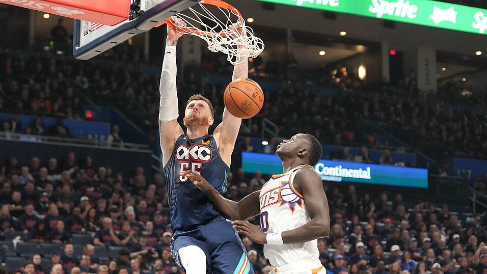 Die Oklahoma City Thunder um Isaiah Hartenstein (l) sind weiter auf Kurs.
