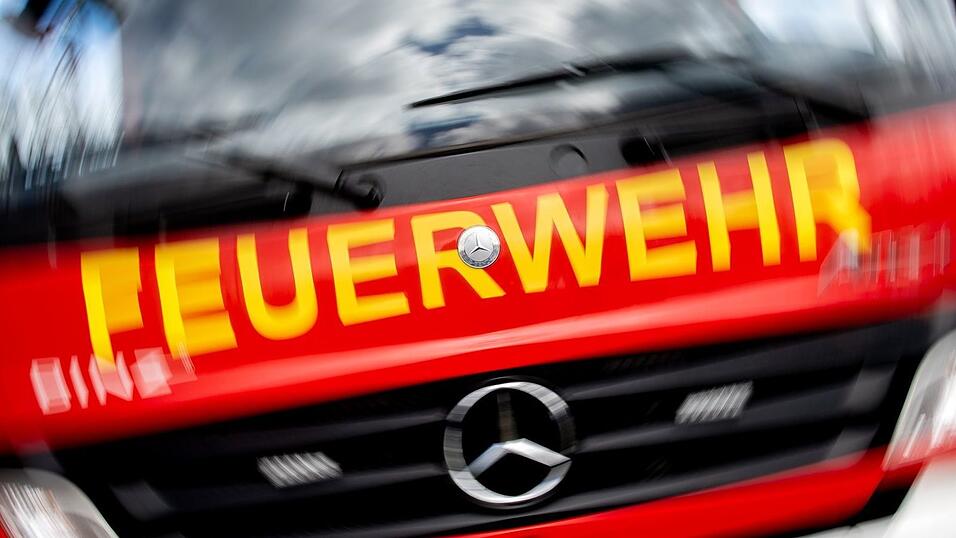 Neben der Feuerwehr war auch die Polizei mit mehreren Streifen vor Ort. (Symbolbild)