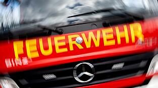 Neben der Feuerwehr war auch die Polizei mit mehreren Streifen vor Ort. (Symbolbild)