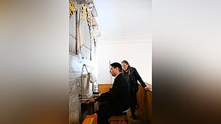 Simon Br&uuml;ndl und Franz Schnieringer spielten die Orgel abwechselnd.
