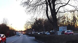 Im Bereich seitlich der Isarbrücke, wo sich ein Pendlerparkplatz befindet, soll die Umweltstation entstehen. Wann genau ist unklar. Im Bereich seitlich der Isarbrücke, wo sich ein Pendlerparkplatz befindet, soll die Umweltstation entstehen. Wann genau ist unklar.