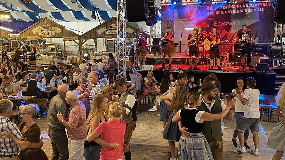 Die &bdquo;Bayerwaldsterne&ldquo; spielen auch in diesem Jahr am zweiten Pfingstfest-Sonntag zum &bdquo;Boarisch Tanzen&ldquo;.