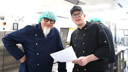 Stefan Marquard (links) unterstützt Küchen-Chef Carsten Fleuren. Stefan Marquard (links) unterstützt Küchen-Chef Carsten Fleuren.