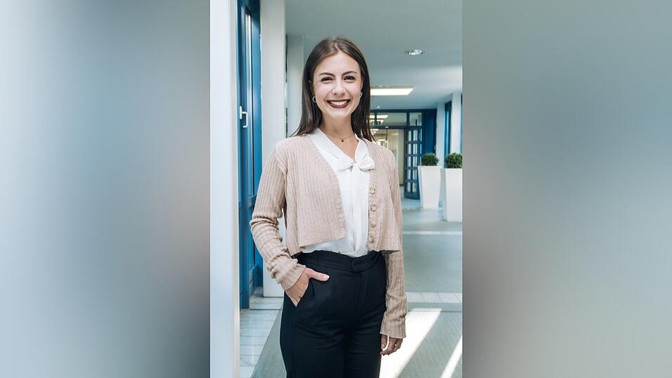 Elena Lindenfeld ist Lektorin im Loewe-Verlag. Dort betreut sie B&uuml;cher im Bereich Loewe Intense, dem New-Adult-Label des Verlags.