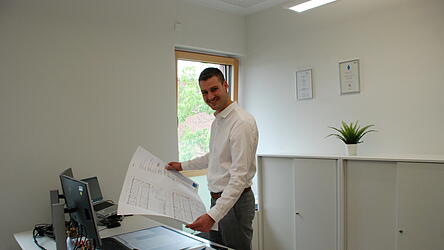 Simon Geisberger in seinem B&uuml;ro. Ihn freut es, dass ein gutes Beispiel gegeben wurde, weil beim Landratsamt-Anbau nachwachsende Rohstoffe zum Einsatz kamen.