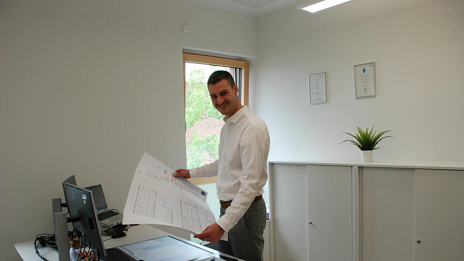 Simon Geisberger in seinem B&uuml;ro. Ihn freut es, dass ein gutes Beispiel gegeben wurde, weil beim Landratsamt-Anbau nachwachsende Rohstoffe zum Einsatz kamen.