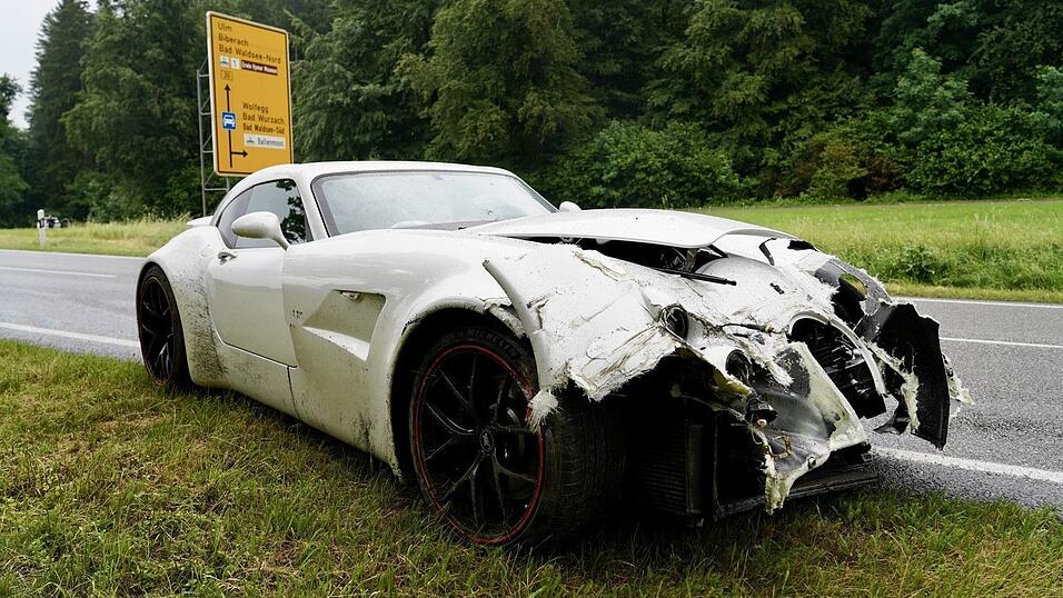 Teurer Unfall: Auf regennasser Straße prallt der Luxuswagen gegen die Leitplanke. Teurer Unfall: Auf regennasser Straße prallt der Luxuswagen gegen die Leitplanke.