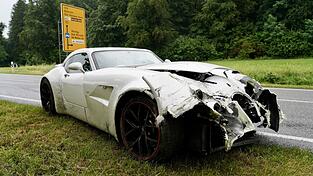 Teurer Unfall: Auf regennasser Straße prallt der Luxuswagen gegen die Leitplanke. Teurer Unfall: Auf regennasser Straße prallt der Luxuswagen gegen die Leitplanke.