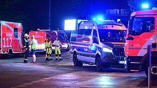 Polizei und Feuerwehr sind nach dem Abbruch des Christopher Street Day (CSD) im Einsatz. Polizei und Feuerwehr sind nach dem Abbruch des Christopher Street Day (CSD) im Einsatz.