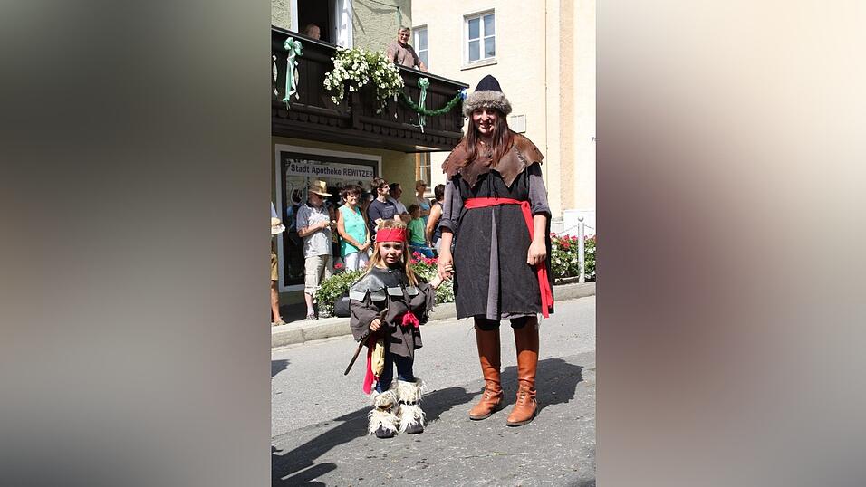 Die schönsten Augenblicke des historischen Drachenstich-Festzuges 2016. Die schönsten Augenblicke des historischen Drachenstich-Festzuges 2016.
