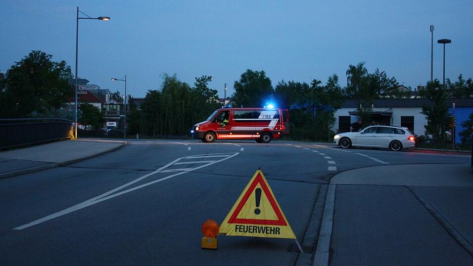 Mitglieder der Freiwilligen Feuerwehr sperrten die Fundstelle gro&szlig;r&auml;umig ab, wie hier an der Kreuzung Schildhauerstra&szlig;e/Innere Passauer Stra&szlig;e.