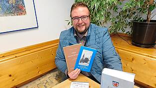 Unter dem Titel 'Schauflinger Heimatgeschichte' wurden die früheren Gemeindechroniken von Rudolf Janik (1935) und Hans Stangl (1971) zusammengefasst. Der Schauflinger Bürgermeister Robert Bauer hält bei der Vorstellung der Neufassung die alten Originale in der Hand. Rechts daneben das 2019 erschienene umfangreiche 'Buch zur Heimatgeschichte' Schauflings. Unter dem Titel 'Schauflinger Heimatgeschichte' wurden die früheren Gemeindechroniken von Rudolf Janik (1935) und Hans Stangl (1971) zusammengefasst. Der Schauflinger Bürgermeister Robert Bauer hält bei der Vorstellung der Neufassung die alten Originale in der Hand. Rechts daneben das 2019 erschienene umfangreiche 'Buch zur Heimatgeschichte' Schauflings.