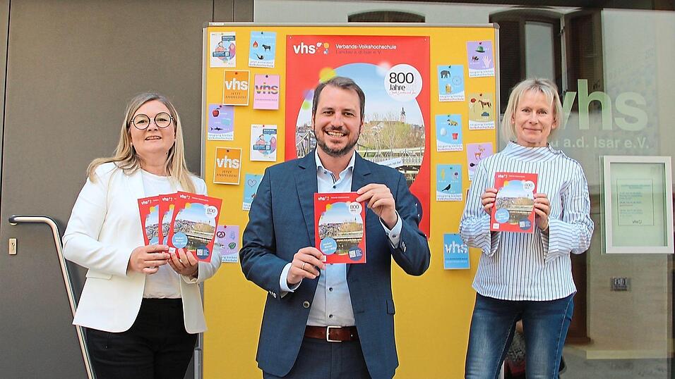 Die k&uuml;nftige VHS-Gesch&auml;ftsleiterin Manuela W&auml;lischmiller (v.l.), B&uuml;rgermeister Matthias Kohlmayer und VHS-Gesch&auml;ftsleiterin Marion Zimmermann freuen sich, dass es schon fast 700 Anmeldungen gibt.