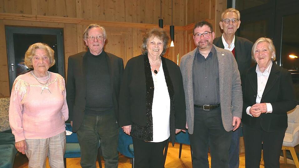 Die neue Vorstandschaft der Altstadtfreunde um Vorsitzenden Markus Z&auml;nglein (Vierter von links).