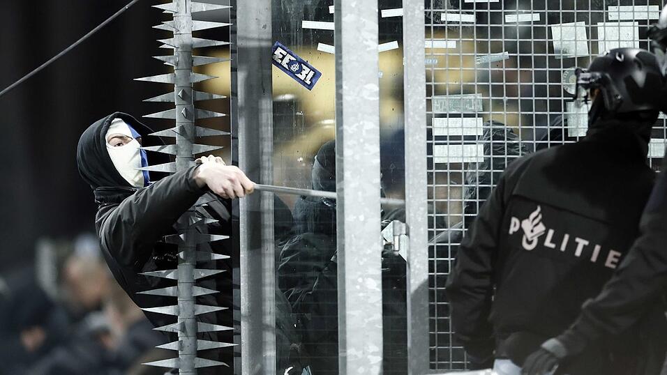 In Utrecht durfte ein Teil der G&auml;stefans das Spiel nicht im Stadion verfolgen.