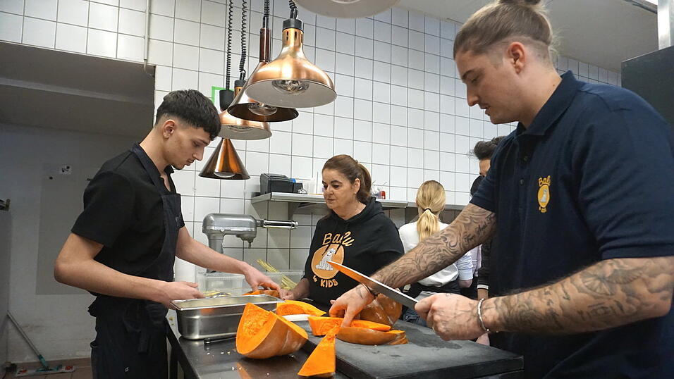 Sternekoch Maximilian Schmidt (rechts) stand mit Rat und Tat zur Seite.