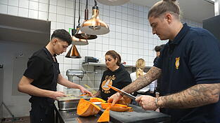 Sternekoch Maximilian Schmidt (rechts) stand mit Rat und Tat zur Seite.