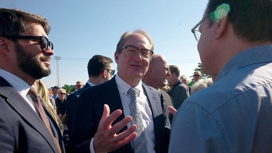 Bundesinnenminister Alexander Dobrindt redet mit einem tschechischen Teilnehmer des Versöhnungsmarschs von Pohorelice nach Brünn (Brno). Bundesinnenminister Alexander Dobrindt redet mit einem tschechischen Teilnehmer des Versöhnungsmarschs von Pohorelice nach Brünn (Brno).