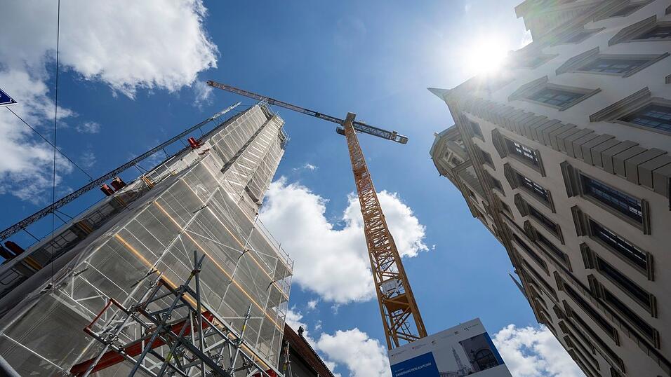 Zusammen mit dem historischen Rathaus (rechts) z&auml;hlt der Turm zu den bekanntesten Bauwerken Augsburgs.