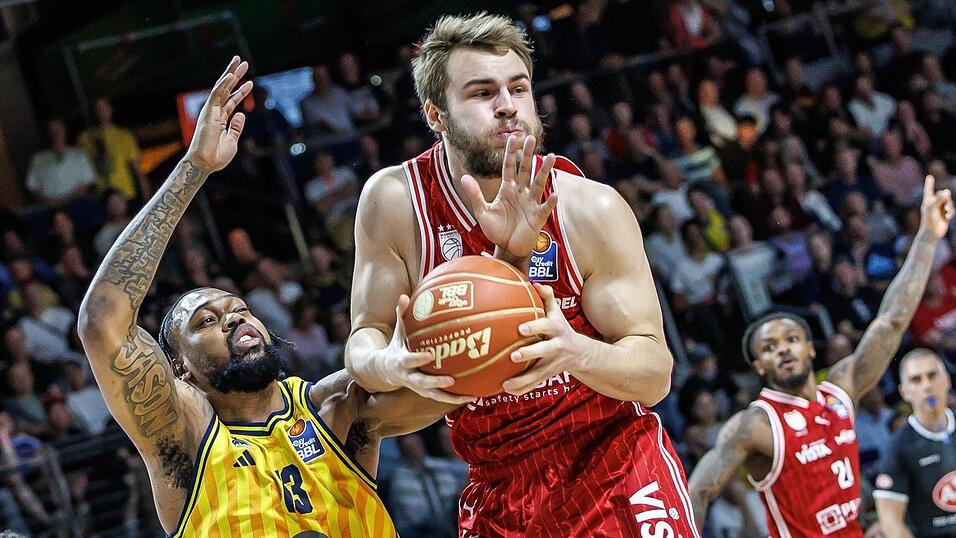 Verlässt - wie auch einige Teamkollegen - die Bamberg Baskets: Moritz Krimmer (rechts). (Archivbild) Verlässt - wie auch einige Teamkollegen - die Bamberg Baskets: Moritz Krimmer (rechts). (Archivbild)