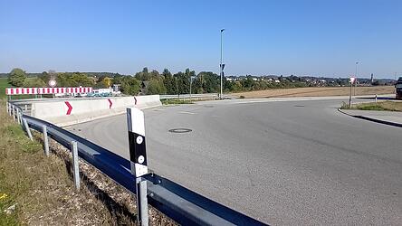 An dieser 90-Grad-Kurve der Urbanstra&szlig;e k&ouml;nnte eines Tages die Vilsbiburger Nord-Ost-Umfahrung beginnen. Im neuen Fl&auml;chennutzungsplan gibt es dazu eine schematische Grafik. Der FNP sichere einen Korridor f&uuml;r eine m&ouml;gliche &uuml;ber&ouml;rtliche Stra&szlig;enplanung, wurde betont. Die Planer weisen darauf hin, dass es um ein langfristiges Entwicklungsziel gehe.