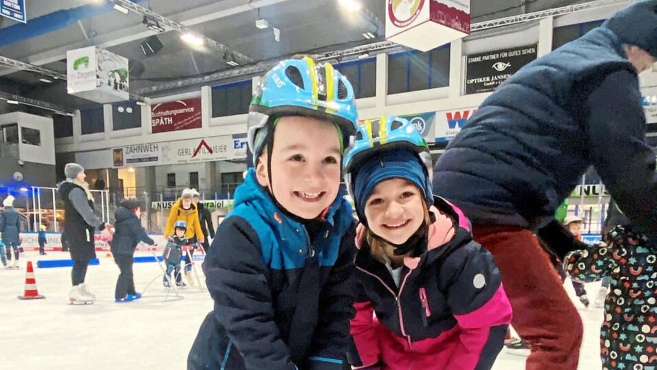 Die Geschwister Paul und Emma finden Schlittschuhlaufen viel sch&ouml;ner als Nintendo spielen. In der Laufschule f&uuml;r Kinder ab drei Jahren gibt es unterschiedliche Laufhilfen.