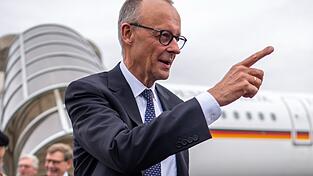 Bundeskanzler Friedrich Merz, hier bei einer Auslandsreise nach London, zeigt gern an, wo es langgehen soll. Doch in seiner Regierung klappt längst nicht alles. Der angekündigte Politikwechsel wartet noch auf Einlösung.