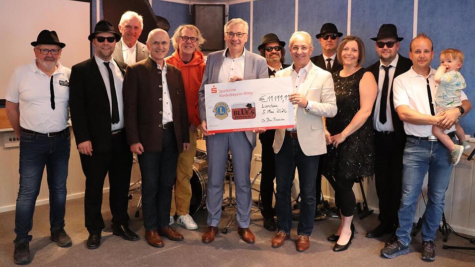 In ihrem Proberaum bei Keyboarder und Lions-Pr&auml;sident Robert Elsberger (6. v. r.) haben die Blues Briederchen eine stattliche Spende an Prof. Dr. Konrad Schindlbeck (3. v. l.) und Prof. Dr. Michael H&ouml;schl (4. v. l.) vom Lions-Hilfswerk Dingolfing-Landau, &uuml;berreicht. Auch Landrat Werner Bumeder (6. v. l.) war dabei.