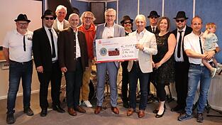 In ihrem Proberaum bei Keyboarder und Lions-Pr&auml;sident Robert Elsberger (6. v. r.) haben die Blues Briederchen eine stattliche Spende an Prof. Dr. Konrad Schindlbeck (3. v. l.) und Prof. Dr. Michael H&ouml;schl (4. v. l.) vom Lions-Hilfswerk Dingolfing-Landau, &uuml;berreicht. Auch Landrat Werner Bumeder (6. v. l.) war dabei.