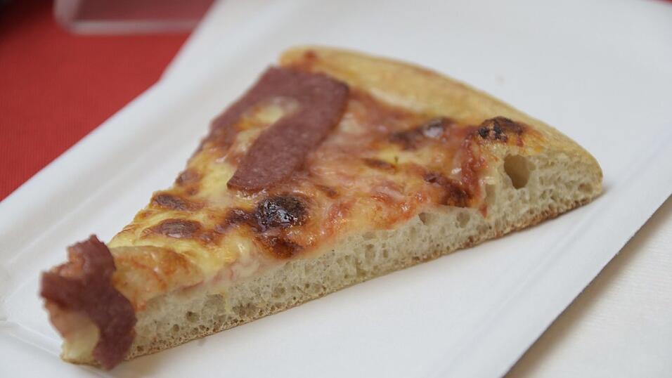Am unsinnigen Donnerstag stellte die Sparkasse Niederbayern-Mitte ihr neues 'Geschäftsmodell' vor: Die Pizza 'Draghi' Am unsinnigen Donnerstag stellte die Sparkasse Niederbayern-Mitte ihr neues 'Geschäftsmodell' vor: Die Pizza 'Draghi'
