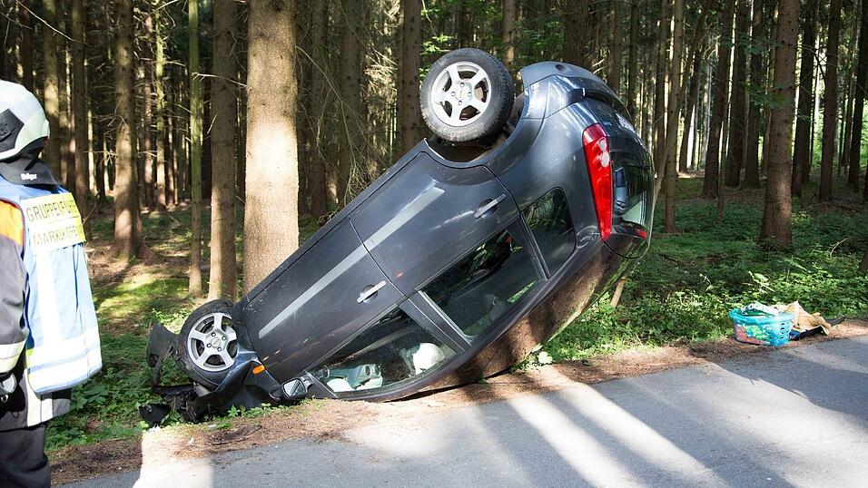 Unfall am Pfingstmontag in einem Waldst&uuml;ck bei Frontenhausen (Kreis Dingolfing-Landau). Dabei wurde ein 75-j&auml;hriger Mann schwer verletzt.