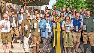 Hinter den Kulissen brodelt es: die Wiesn-Wirte rund um Christian Schottenhamel (4. v. l.) und Peter Inselkammer (5. v. l.) und Wiesn-Chef Clemens Baumgärtner (M.).