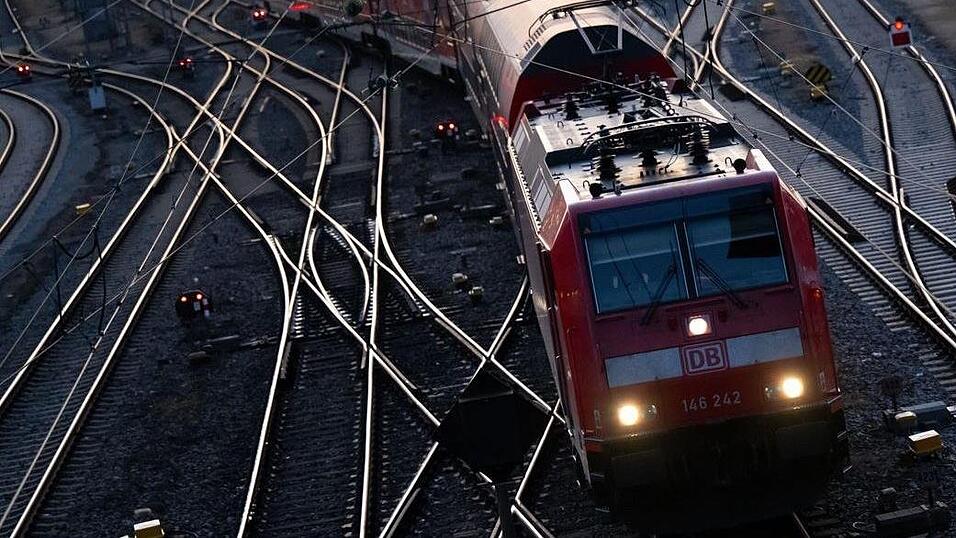 'Die Bahn kommt - nicht!', hei&szlig;t es vom 15. Juni bis 22. August auf der Strecke Regensburg-Schwandorf, weshalb die Landesgartenschau-Gesellschaft weniger Zugbesucher bef&uuml;rchtet.