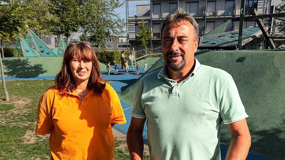 Vorarbeiterin Ilka Geisler und Bezirksmeister Michael Müller vor dem Drachenspielplatz. Vorarbeiterin Ilka Geisler und Bezirksmeister Michael Müller vor dem Drachenspielplatz.