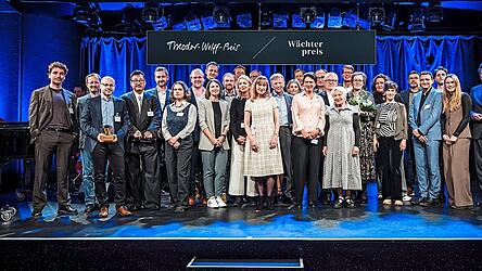 Christoph Urban (Fünfter von links) und Alexander Spöri (Siebter von links), beide Redakteure der Mediengruppe Attenkofer, mit den weiteren Nominierten und den Ausgezeichneten in Berlin Christoph Urban (Fünfter von links) und Alexander Spöri (Siebter von links), beide Redakteure der Mediengruppe Attenkofer, mit den weiteren Nominierten und den Ausgezeichneten in Berlin