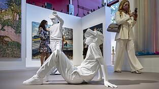 Das Duo Elmgreen und Dragset zeigt, wie wir (hoffentlich mal nicht) zusammen spielen. Das Duo Elmgreen und Dragset zeigt, wie wir (hoffentlich mal nicht) zusammen spielen.