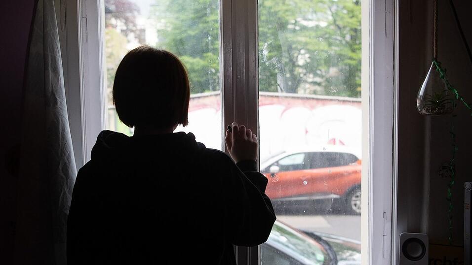 Kinder haben nach Experteneinschätzung in der Pandemie besonders unter Einsamkeit gelitten (Symbolbild). Kinder haben nach Experteneinschätzung in der Pandemie besonders unter Einsamkeit gelitten (Symbolbild).