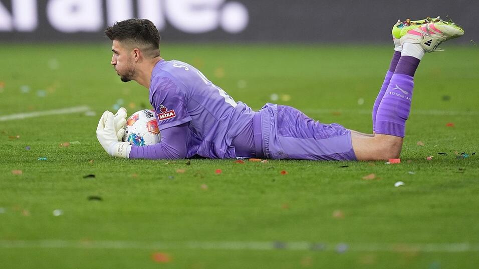 Torwart Nikola Vasilj (FC St. Pauli) sichert den Ball. Torwart Nikola Vasilj (FC St. Pauli) sichert den Ball.